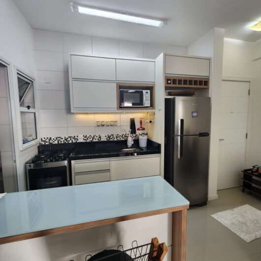 Foto de Seu refúgio perfeito em Florianópolis – apartamento 2 quartos pertinho do mar- Ingleses!