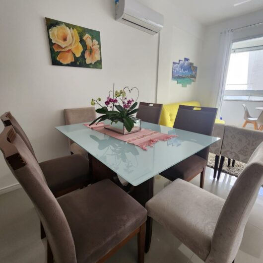 Foto de Seu refúgio perfeito em Florianópolis – apartamento 2 quartos pertinho do mar- Ingleses!