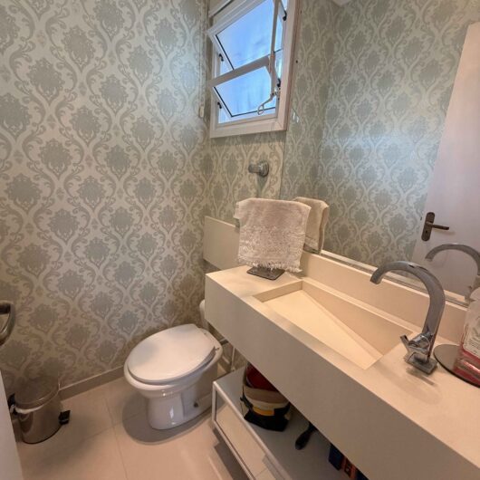 Foto de Casa com Piscina e Churrasqueira a 900m da Praia dos Ingleses | Conforto para até 10 hóspedes