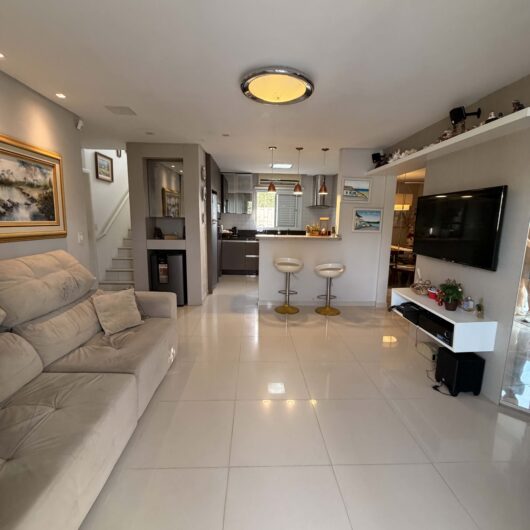 Foto de Casa com Piscina e Churrasqueira a 900m da Praia dos Ingleses | Conforto para até 10 hóspedes