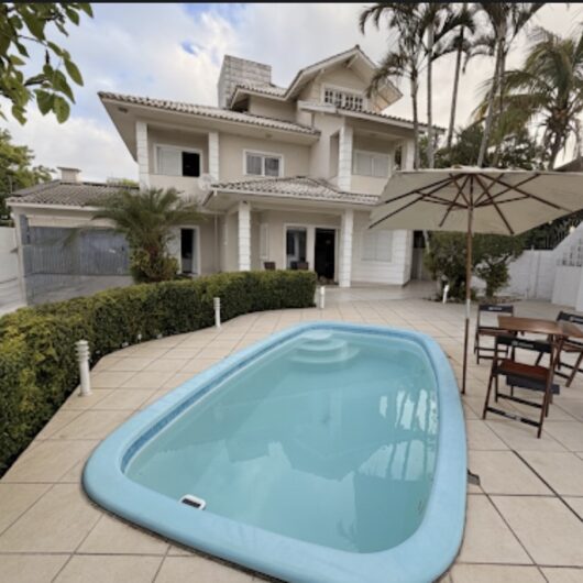 Foto de Casa com Piscina e Churrasqueira a 900m da Praia dos Ingleses | Conforto para até 10 hóspedes